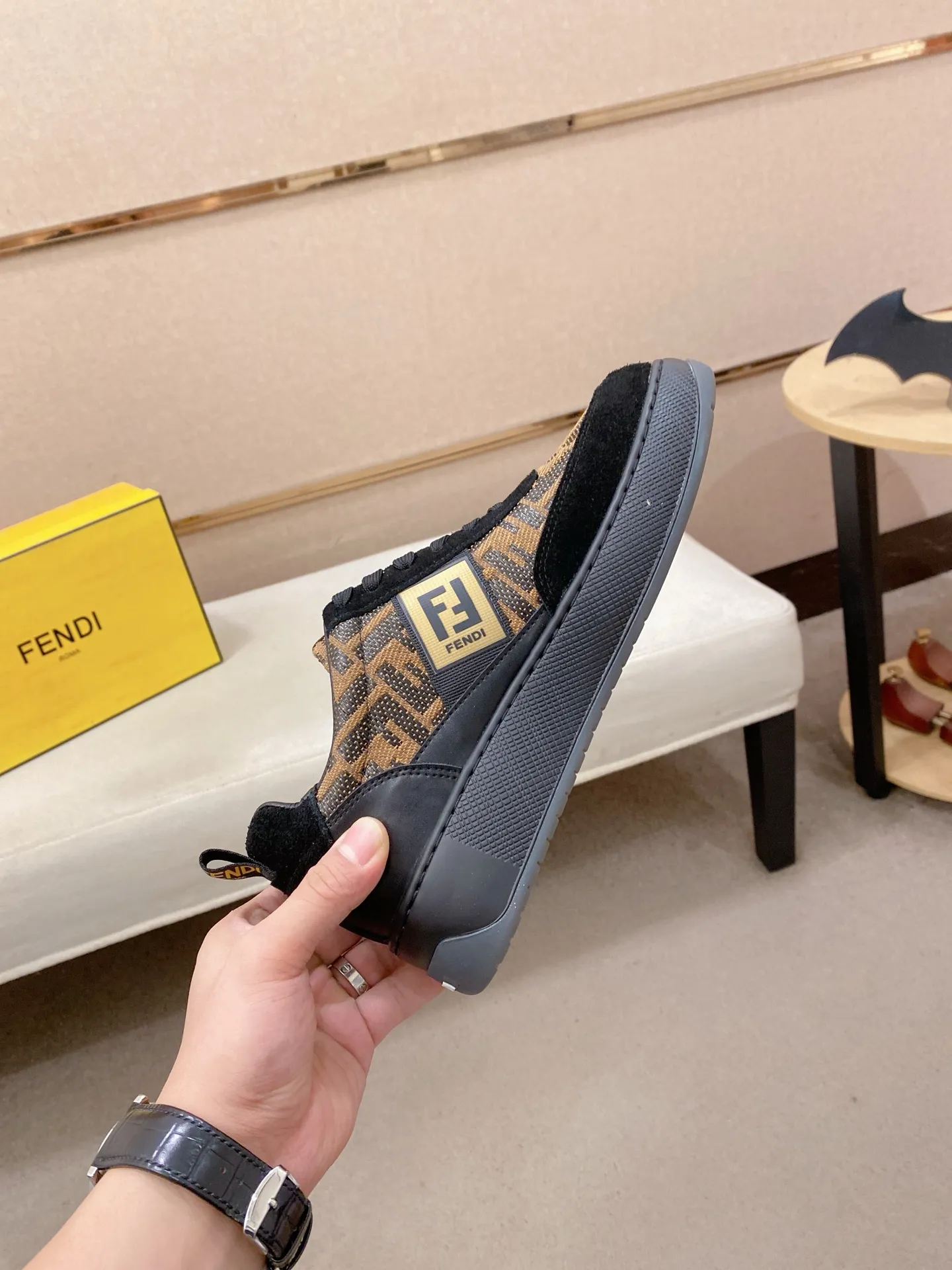 Men's shoes 💰 440💰 (fendi) New style 👊🏻 upper 🇮🇹 imported cowhide fabric 🇩🇪 lining imported sheepskin lining. The original outsole is molded to highlight the identity of every man, and the upper foot is elegant and stable🚶🏻🚶🏻The high-end custom counters reproduce the original version📯No matter the wind or rain, the shoe last remains unchanged and can withstand the verification of time🔍️,🔵 Size: 38-44